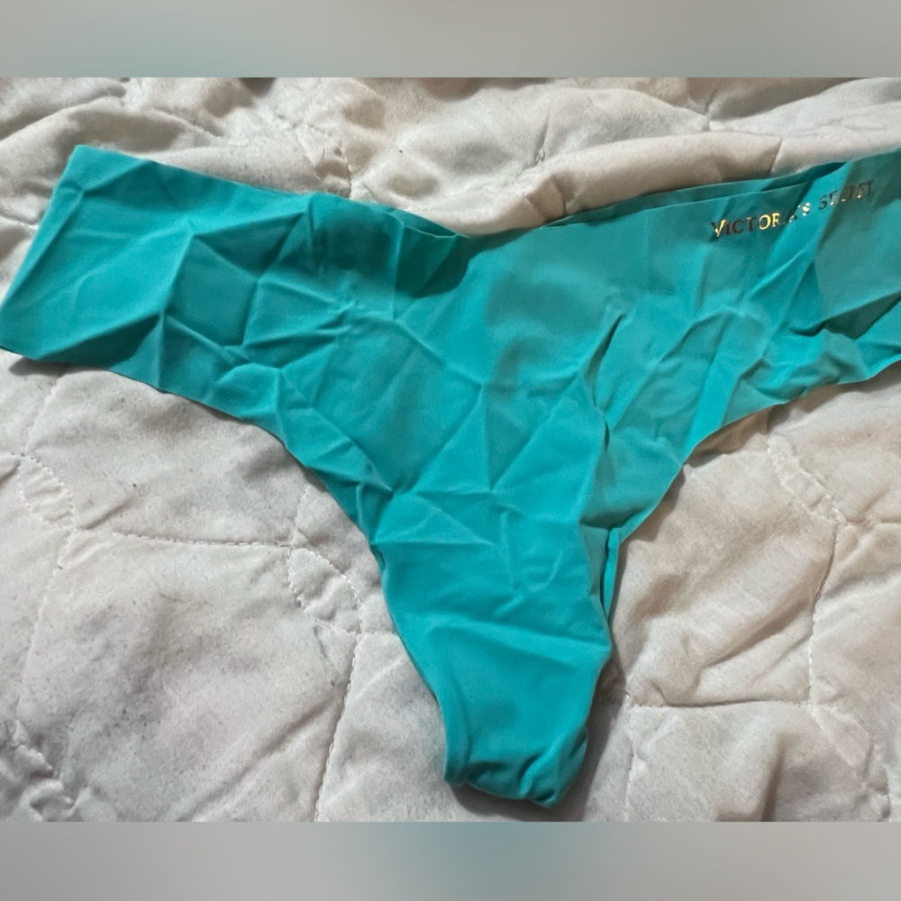 Victoria’s Secret No Show Thong size Medium New with Tags